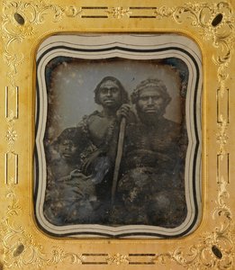 ثلاثة رجال من السكان الأصليين ، ملبورن ، فيكتوريا بواسطة Douglas T. Kilburn